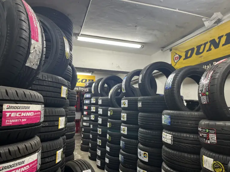 店內輪胎展示架